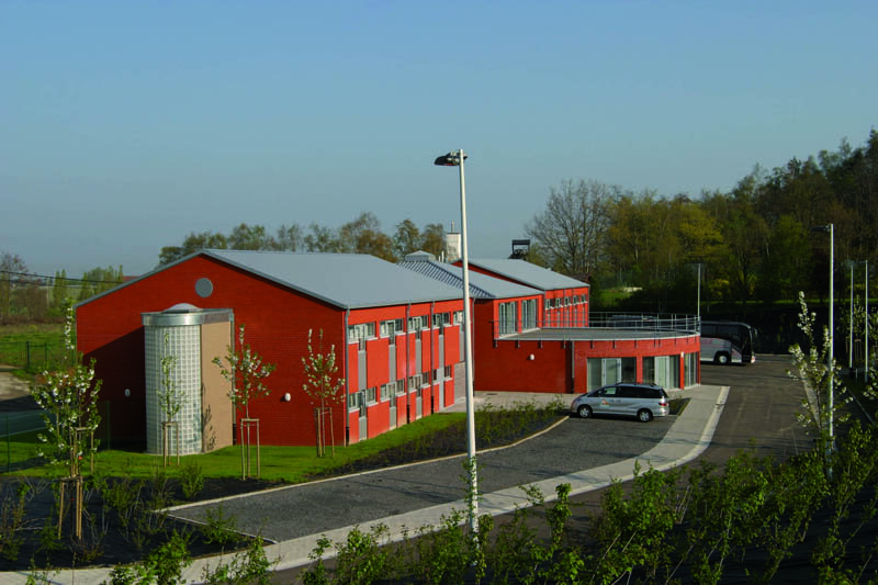 Bâtiment rouge du centre d’hébergement de Blégny-Mine